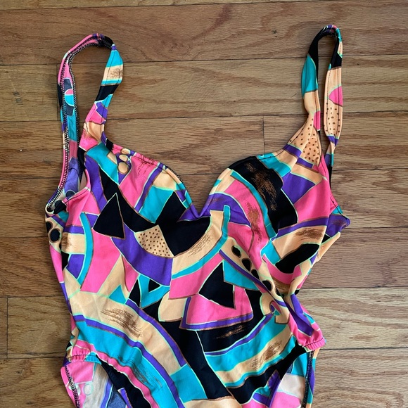 ‼️SOLD ‼️ Retro 80s Hi-thigh Geometric Swimsuit - Picture 4 of 14